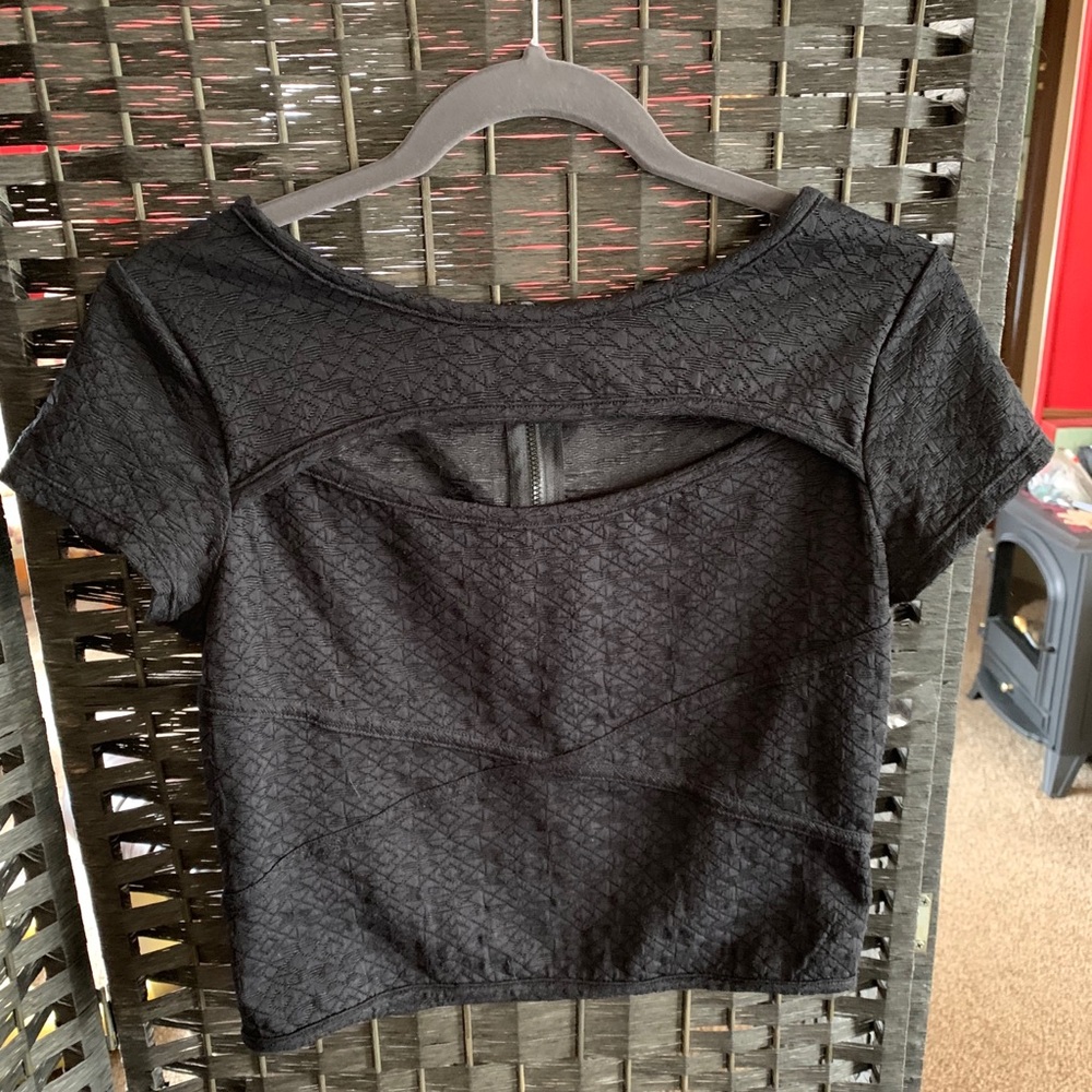 Black crop top, junior.